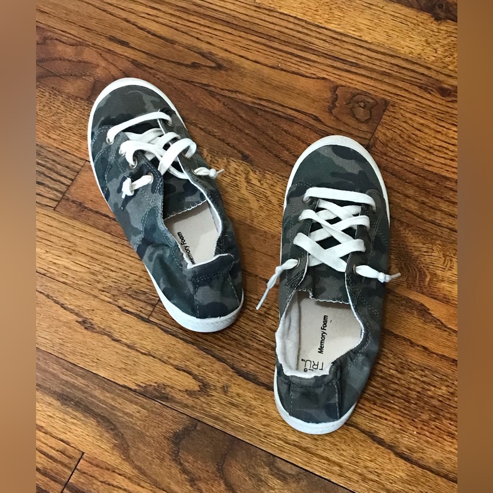 Time & Tru Camouflage Camo Slip On Sneaker Shoes
Washable - Memory Foam
Ladies 7 - Picture 8 of 13